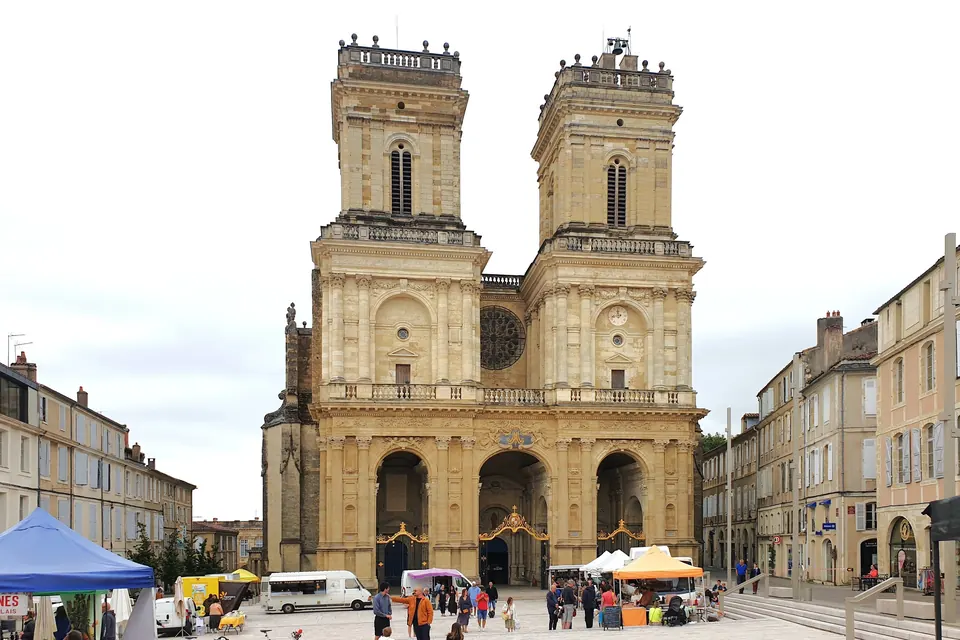 Façade de la cathédrale Sainte-Marie d’Auch et ses deux tours, avec un marché sur le parvis