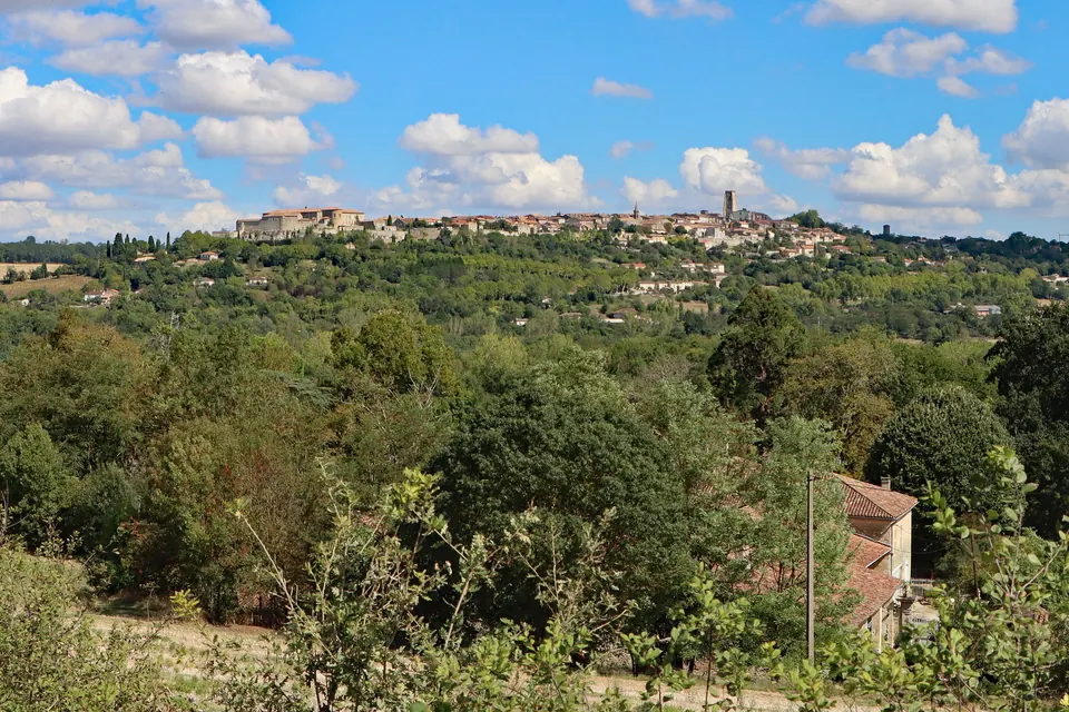 Le bourg de Lectoure perché sur sa colline au-dessus de la campagne boisée